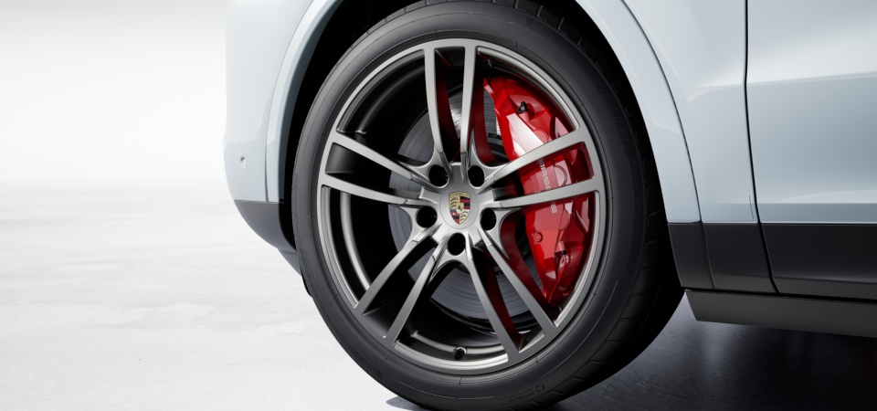 21-inch Cayenne Turbo Design wheels in Vesuvius Grey with wheel arch extensions in exterior colour