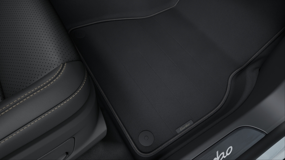 Extended leather package in Black with interior package Turbonite